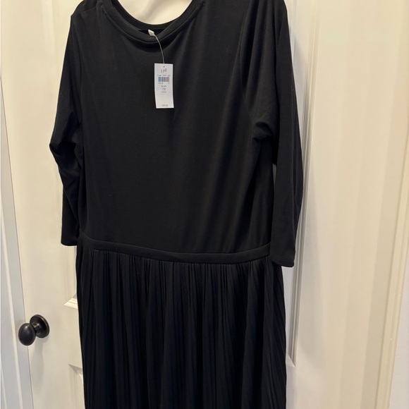 Elegant Black Women's Dress - Picture 2 of 11